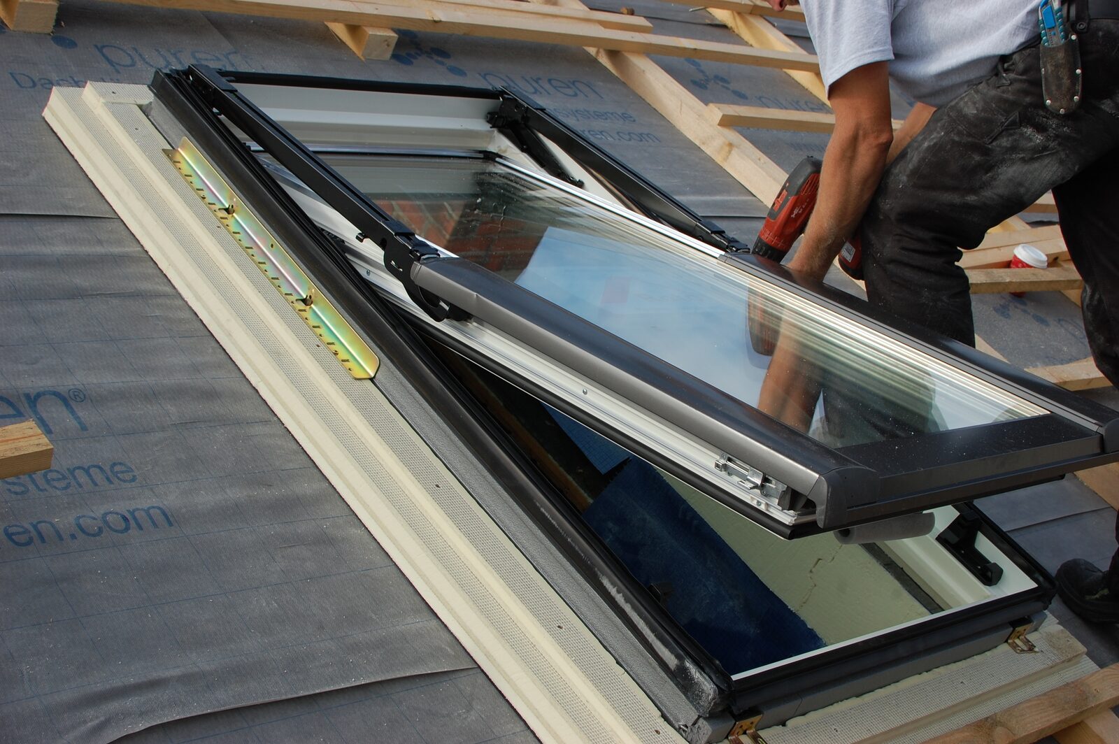 Installation d'un Velux par un couvreur